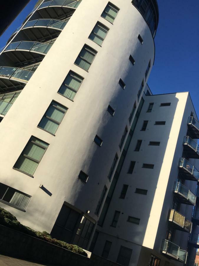 Serviced Apartment In Liverpool City Centre - Free Parking - Balcony - By Happy Days Экстерьер фото